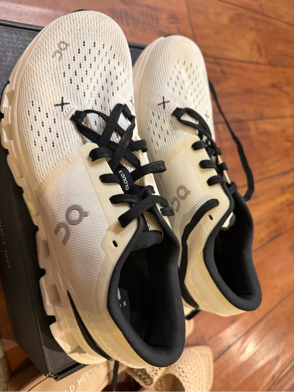 CloudX 4 ON Sneakers - Like New - Picture 2 of 3